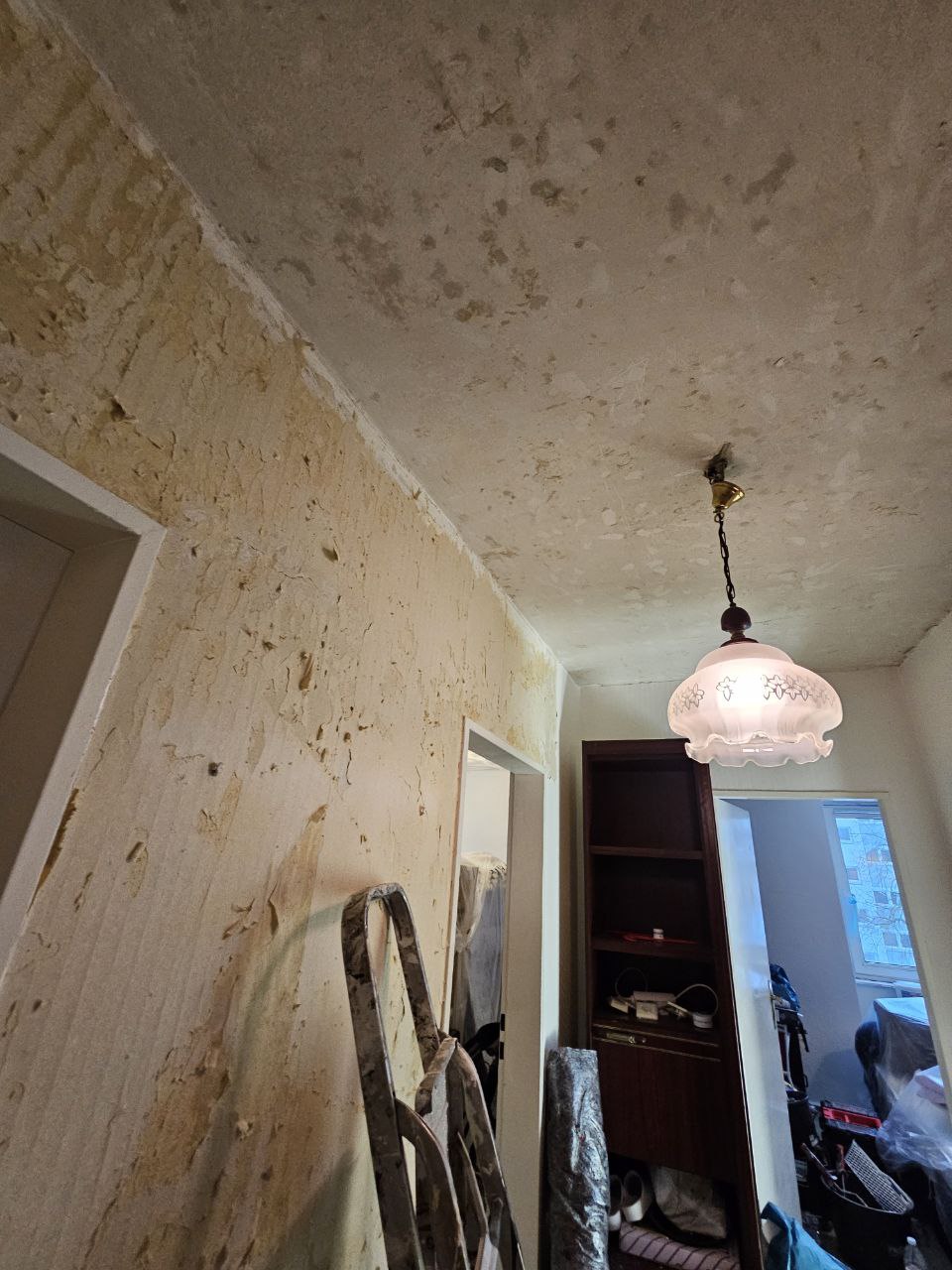 Flur vor der Renovierung von Wand und Decke