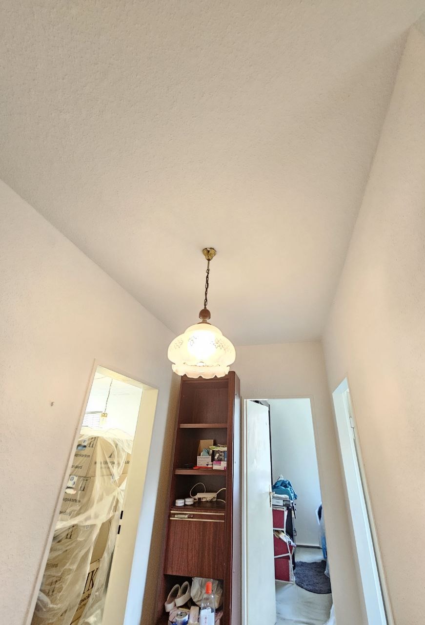 Flur nach der Renovierung von Wand und Decke