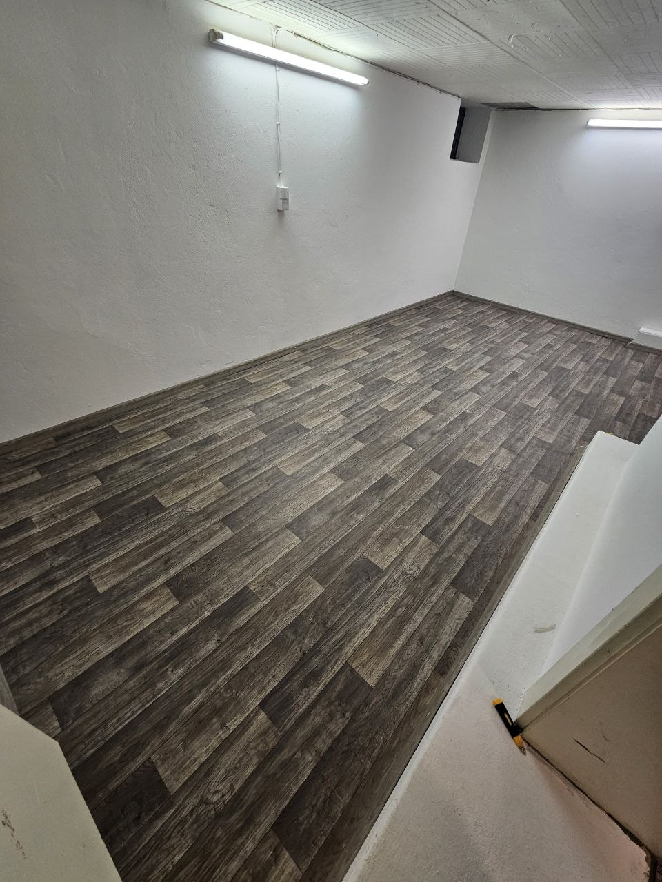 Renovierter Raum mit neuem Boden