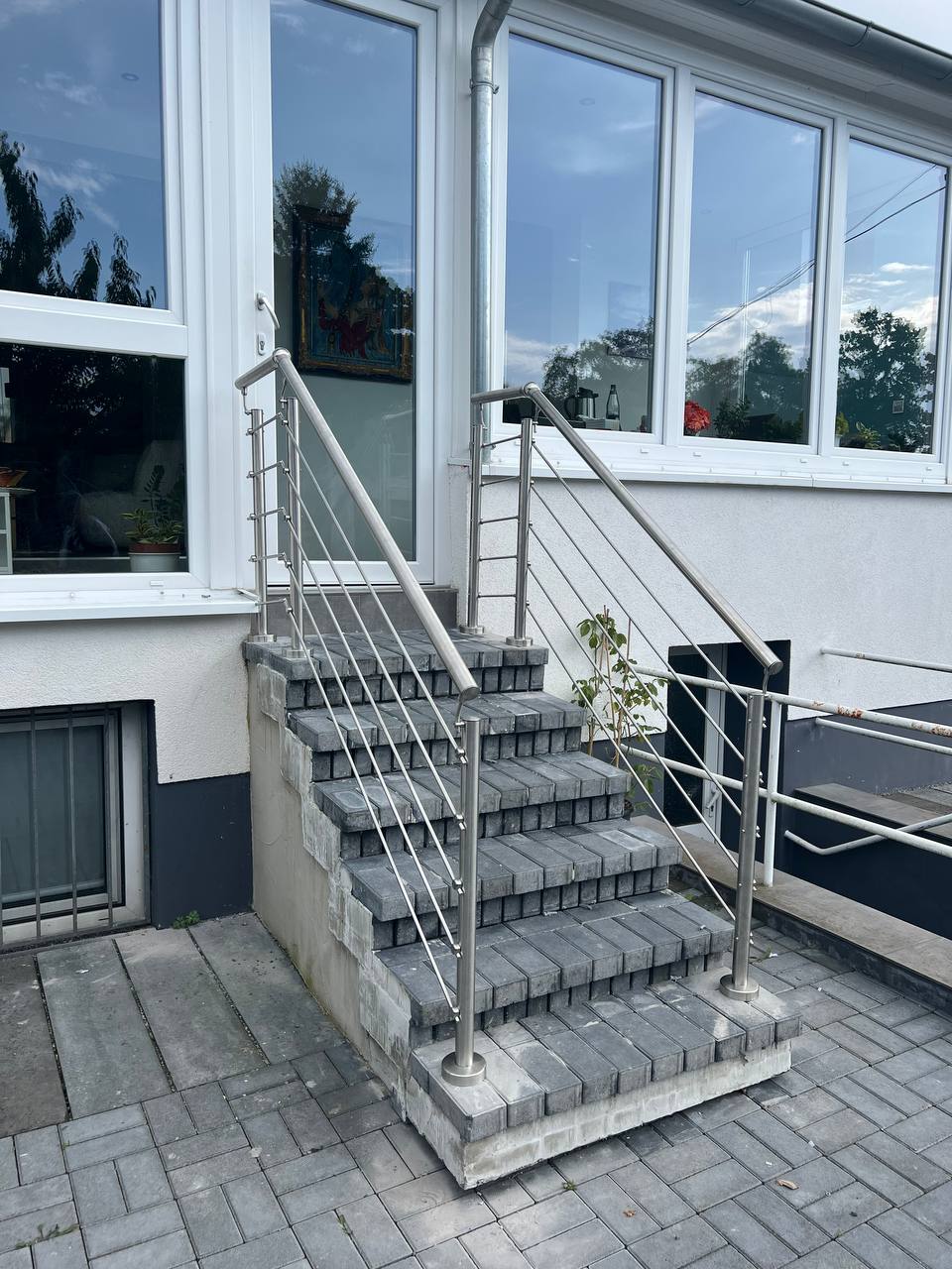 Modernisierter Hauseingang mit neuer Treppe
